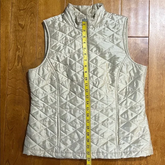 Chico's Gold Quilted Vest Size 1 - Weekends Casual Outdoor Quiet Luxury Chic - Picture 5 of 9